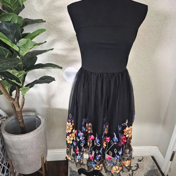 Women's SHEIN Black Multicolor Floral Embroidered Strapless Dress US M - Picture 3 of 8